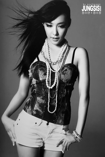 SNSD-Tiffany-1st-Japan-Arena-Tour-girls-generation-snsd-23737339-427-640
