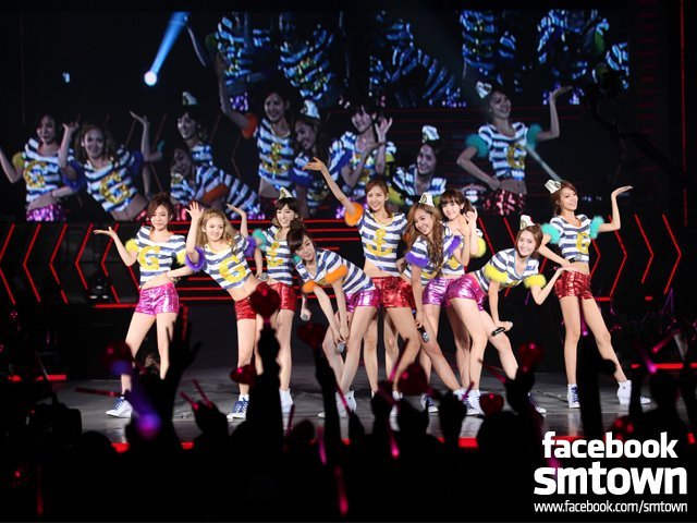 snsd 2011 girls generation tour group picture