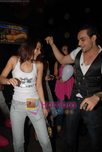 normal_Sarah%20Khan%2C%20Angad%20Hasija%20at%20Sarah%20Khan%20of%20Bidaai_s%20birthday%20bash%20in%2