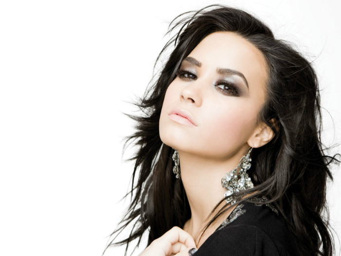 DEMS-demi-lovato-24728915-1920-1440