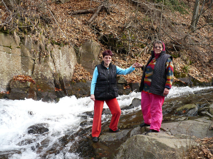 coborand de la Izvoare la Firiza 013