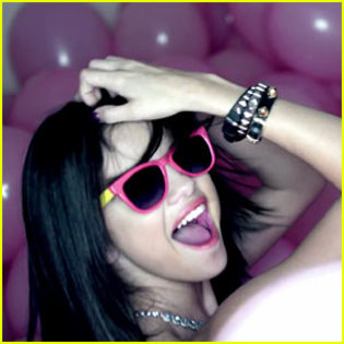 Selena-Gomez-Hit-The-Lights-teen-idols-27023604-300-300