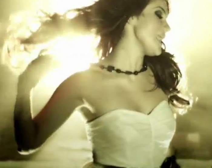 Dulce Maria - Ingenua (Video Oficial) - YouTube - Adobe Flash Player 2011-08-17 134719