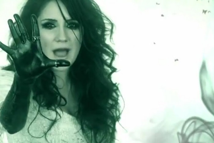 Dulce Maria - Ingenua (Video Oficial) - YouTube - Adobe Flash Player 2011-08-17 134811