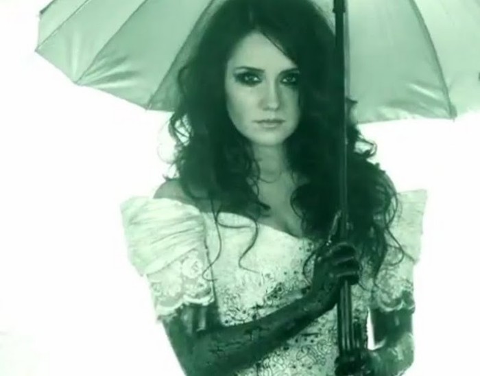 Dulce Maria - Ingenua (Video Oficial) - YouTube - Adobe Flash Player 2011-08-17 134813