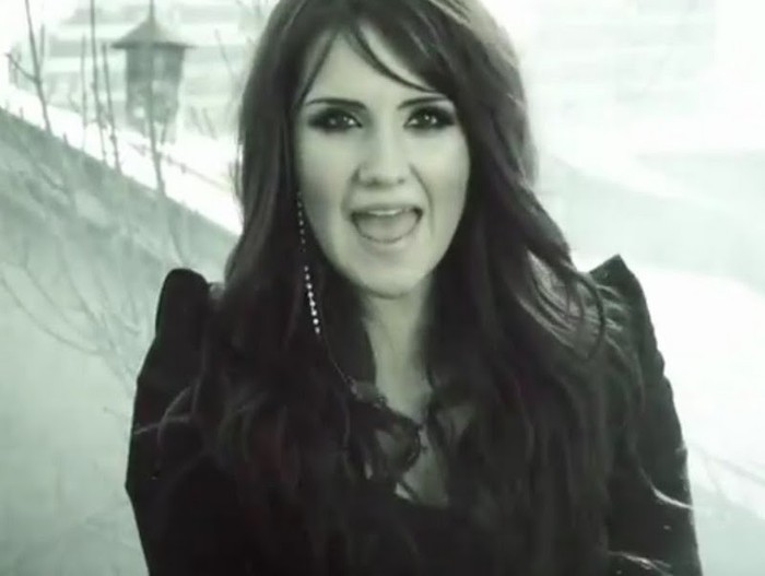 Dulce Maria - Ingenua (Video Oficial) - YouTube - Adobe Flash Player 2011-08-17 134816