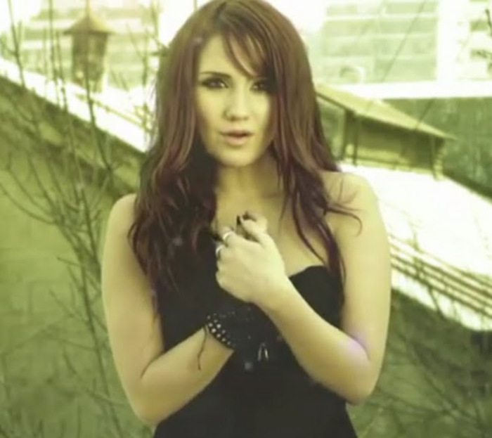 Dulce Maria - Ingenua (Video Oficial) - YouTube - Adobe Flash Player 2011-08-17 134839