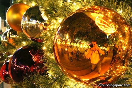 christmas-in-singapore-christmas-tree-ornaments - O Brad Frumos
