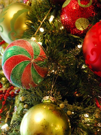 Glass-Ball-Christmas-Tree-Ornaments - O Brad Frumos