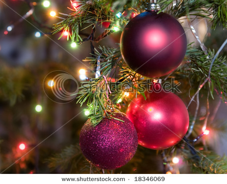 stock-photo-christmas-tree-decorations-on-a-christmas-fur-tree-18346069 - O Brad Frumos