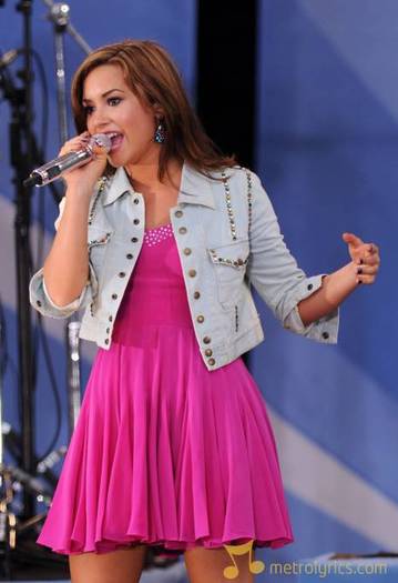 demi-lovato_new-york-august-13-singer-demi-lovato-performs-on-abcs-go-lyrics-demi-lovato_103369335 - DEMI LOVATO-JOE JONAS CONCERTE ETC