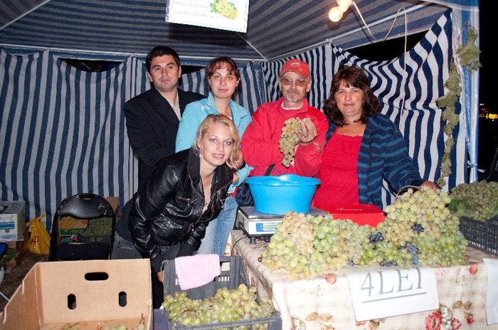 _DSC0001-3; eu cu sotul meu cu cele 2fete si un ginere la festivalul vinului 2010 Valea Calugareasca
