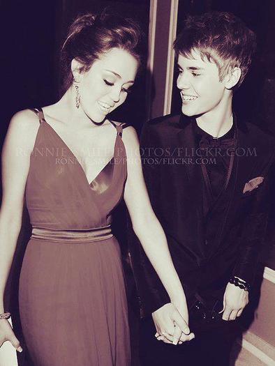 293369_119541288151967_100002882891627_93237_2039999990_n - Justin Bieber O INSEALA pe Selena Gomez