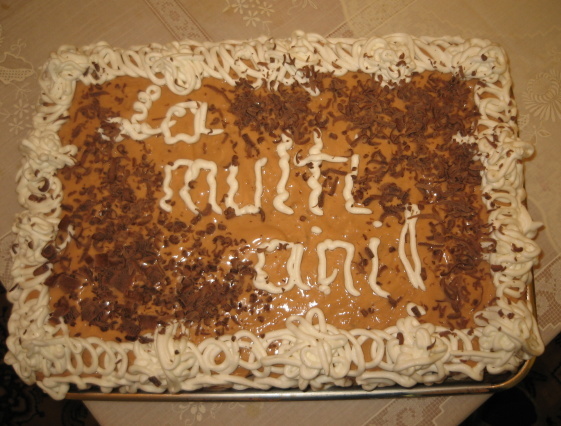 Tort  pentru mama ,75 ani,26.nov.2011; Crema din dulce de leche cu ciocolata,branza fagaras,nuca,o bunatate .
