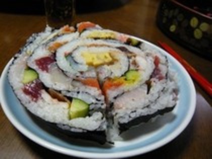 53542651_YXSMSYM2 - Cel mai mare Sushi din lume
