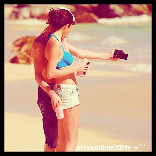 ~`` July se dezbraca ca in poza ... - movie - Revelionul -movie