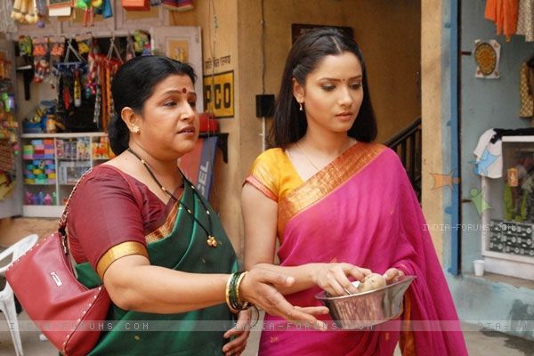 37140-sulochana-and-archana-buying-vegetable - xxPavitra Rishta-Suflete Perechexx