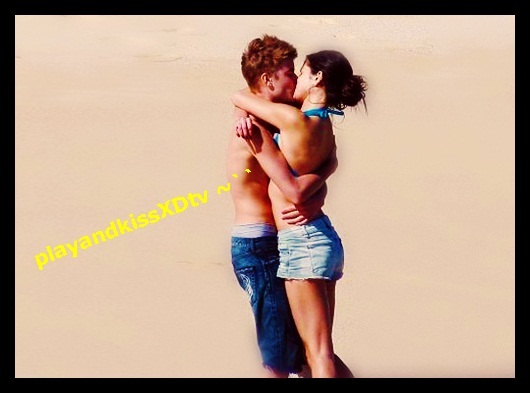 ~`` ... si incepe sa se sarute cu Trey . - movie - Revelionul -movie