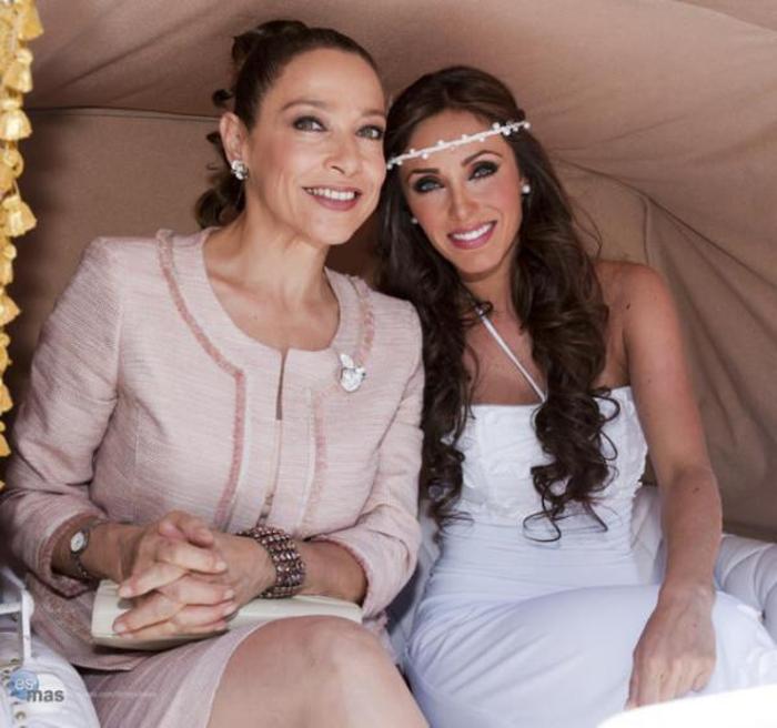 318334_237445572976094_186484594738859_633163_1037385131_n - 1-Anahi Dos Hogares