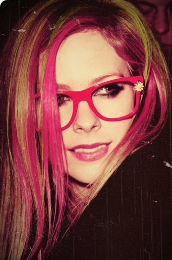 250591_135346913206701_100001941800079_232267_4194804_n - 0  alte poze cu avril lavigne ultimele  0