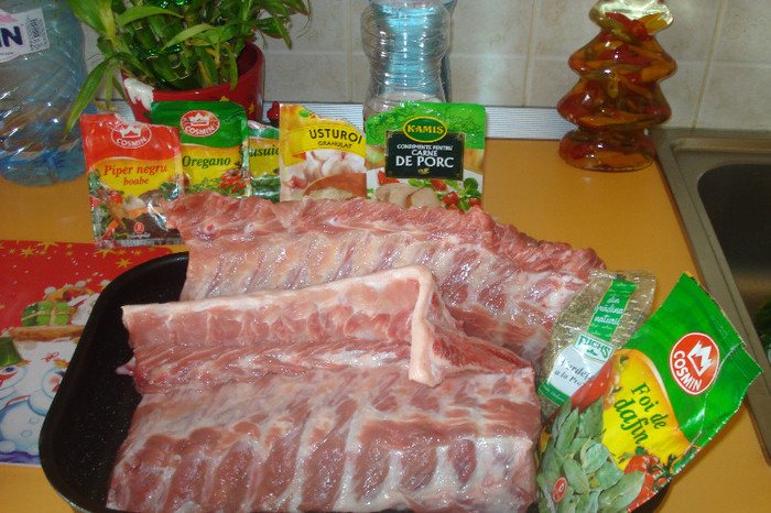 LUAM DOUA BUCATI DE COASTE DE PPORC