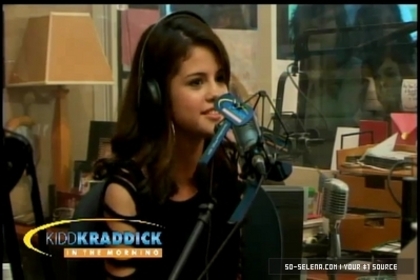 normal_Selena-Gomez-and-Taylor-Swift-Gift-Giving5Bwww_savevid_com5D_flv_000032067