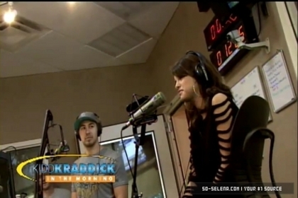 normal_Selena-Gomez-and-Taylor-Swift-Gift-Giving5Bwww_savevid_com5D_flv_000034407