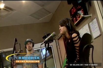 normal_Selena-Gomez-and-Taylor-Swift-Gift-Giving5Bwww_savevid_com5D_flv_000035276