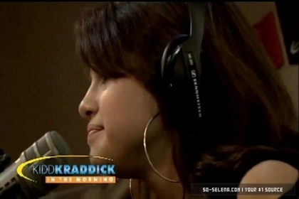 normal_Selena-Gomez-and-Taylor-Swift-Gift-Giving5Bwww_savevid_com5D_flv_000037248