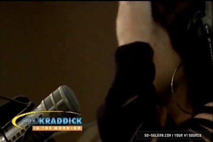 normal_Selena-Gomez-and-Taylor-Swift-Gift-Giving5Bwww_savevid_com5D_flv_000038351