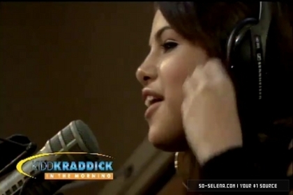 normal_Selena-Gomez-and-Taylor-Swift-Gift-Giving5Bwww_savevid_com5D_flv_000039087