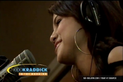 normal_Selena-Gomez-and-Taylor-Swift-Gift-Giving5Bwww_savevid_com5D_flv_000039822