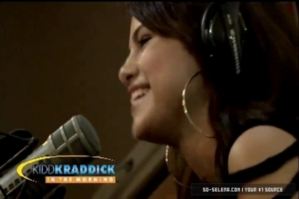 normal_Selena-Gomez-and-Taylor-Swift-Gift-Giving5Bwww_savevid_com5D_flv_000040424