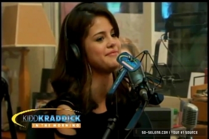 normal_Selena-Gomez-and-Taylor-Swift-Gift-Giving5Bwww_savevid_com5D_flv_000054435