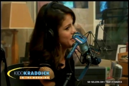 normal_Selena-Gomez-and-Taylor-Swift-Gift-Giving5Bwww_savevid_com5D_flv_000058547