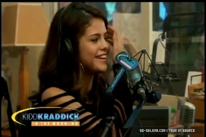 normal_Selena-Gomez-and-Taylor-Swift-Gift-Giving5Bwww_savevid_com5D_flv_000061990