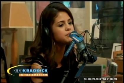 normal_Selena-Gomez-and-Taylor-Swift-Gift-Giving5Bwww_savevid_com5D_flv_000067444