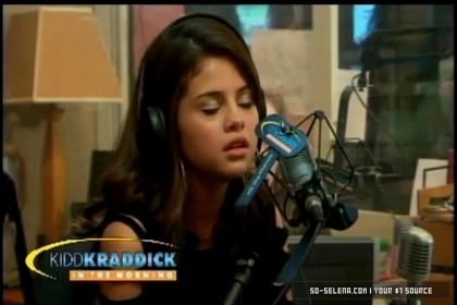 normal_Selena-Gomez-and-Taylor-Swift-Gift-Giving5Bwww_savevid_com5D_flv_000079784