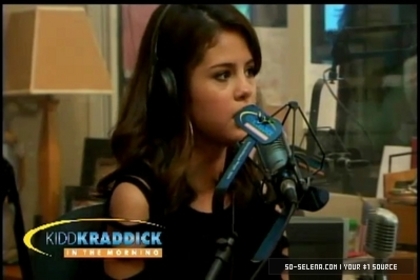 normal_Selena-Gomez-and-Taylor-Swift-Gift-Giving5Bwww_savevid_com5D_flv_000080653