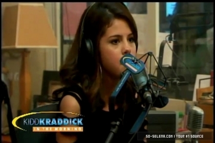 normal_Selena-Gomez-and-Taylor-Swift-Gift-Giving5Bwww_savevid_com5D_flv_000081556