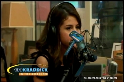 normal_Selena-Gomez-and-Taylor-Swift-Gift-Giving5Bwww_savevid_com5D_flv_000082525