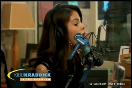 normal_Selena-Gomez-and-Taylor-Swift-Gift-Giving5Bwww_savevid_com5D_flv_000083494