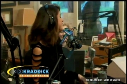 normal_Selena-Gomez-and-Taylor-Swift-Gift-Giving5Bwww_savevid_com5D_flv_000116163