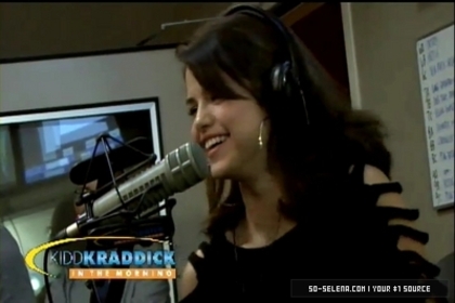 normal_Selena-Gomez-and-Taylor-Swift-Gift-Giving5Bwww_savevid_com5D_flv_000118403