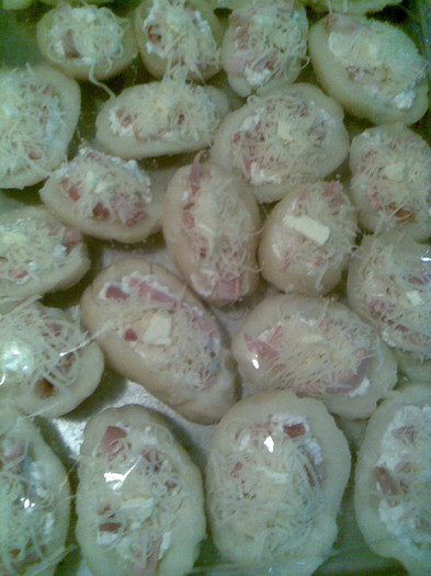 ...umpluti cu branza frecata, bacon, cascaval