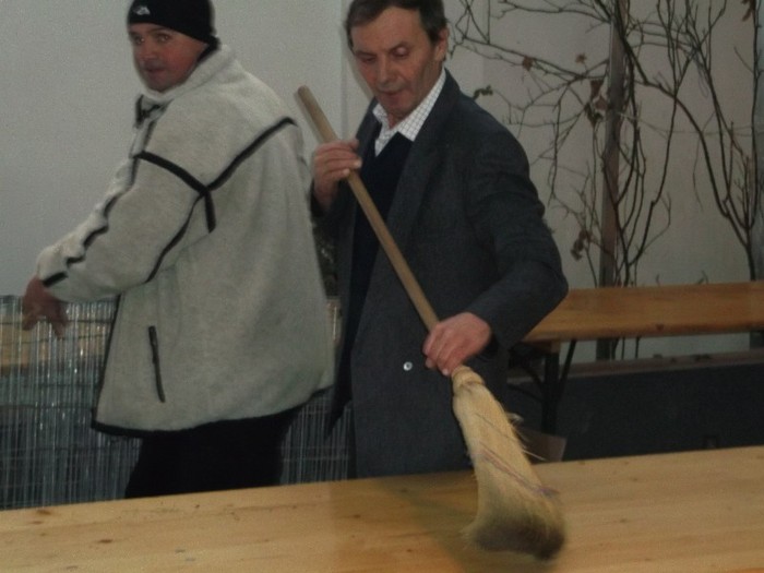 hochei pe masa intre "gainari"