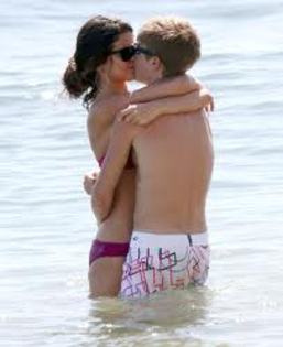 Nu noi stam in apa!Hai uh cu noi! Nu noi stam in apa!Hai uh cu noi!