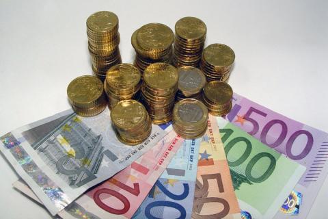 euro-notes-coins-banuti pentru drum