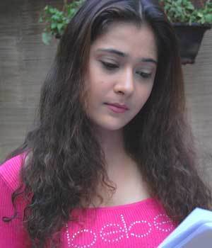 30632316_YLFPWUPEV - Sara Khan in the real life