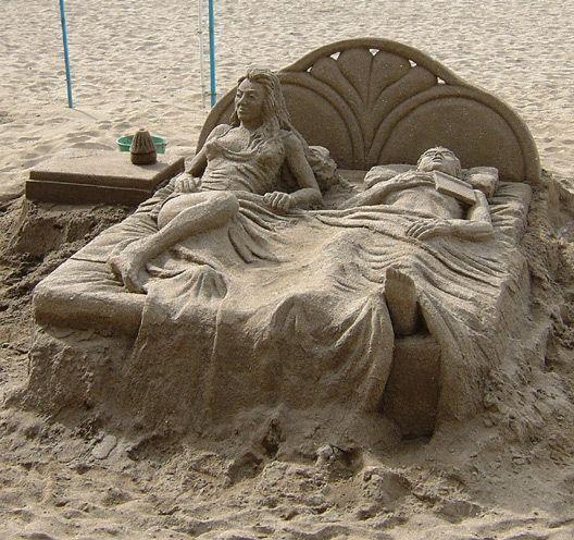 650x1600_in-bed-couple-sand-sculpture[1]